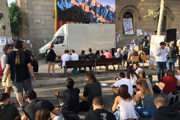 pantalla gegant plaça universitat - nico