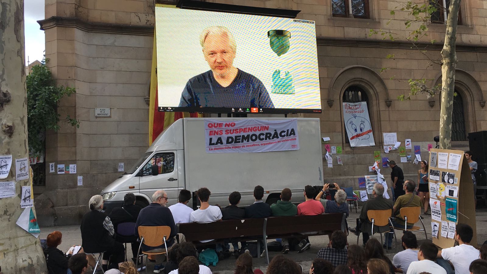 Assange crida els enginyers del món a superar la "censura" d'Espanya per l'1-O
