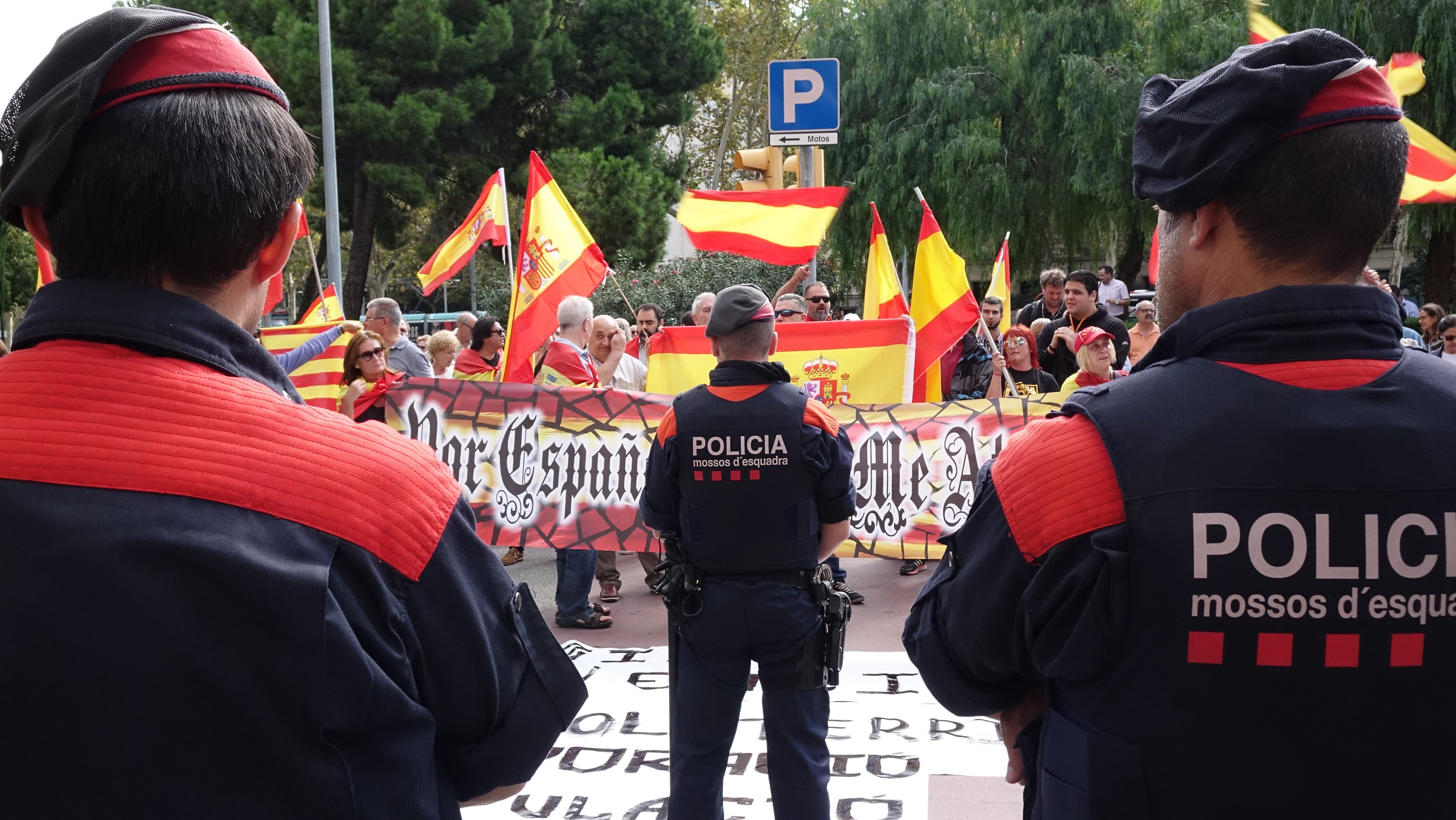 Fracassa la concentració ultra contra Terribas davant Catalunya Ràdio