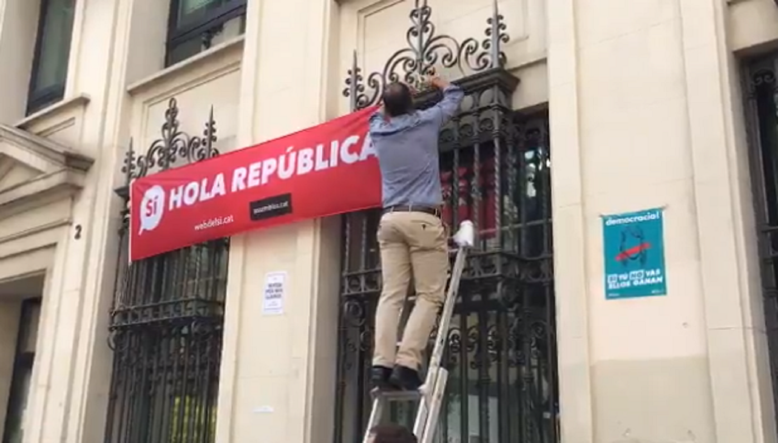 El PP de Badalona arranca del Ayuntamiento una pancarta a favor del 'sí'