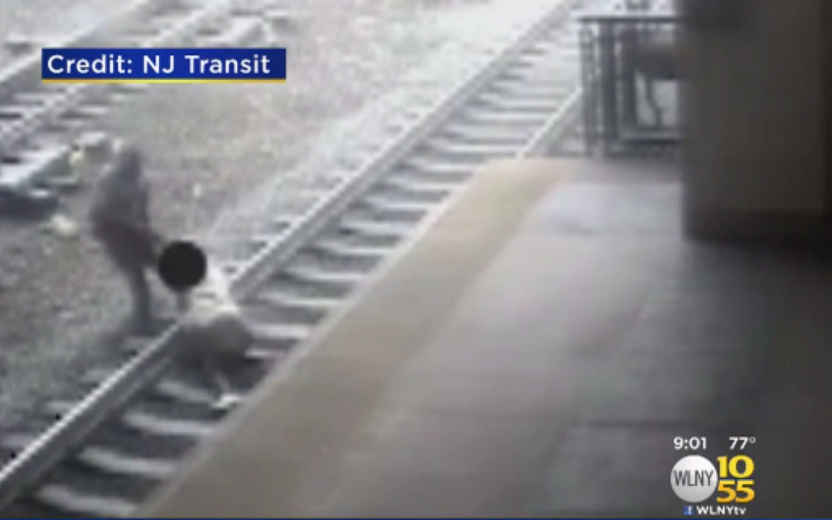 Un policia de Nova Jersey salva 'in extremis' un home que jeia a la via del tren