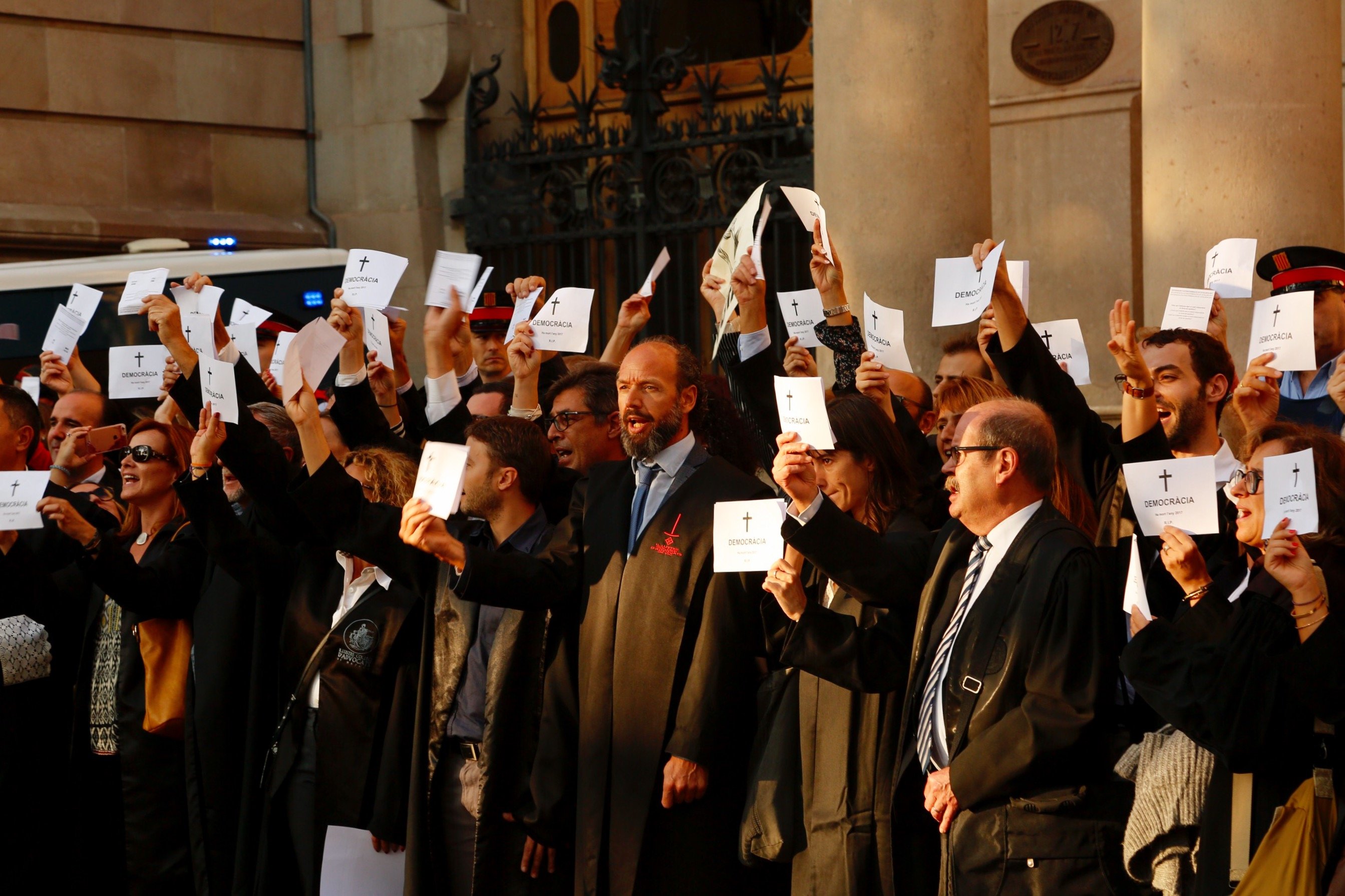 Manifestació d'advocats davant el Tribunal Superior en defensa de l'1-O