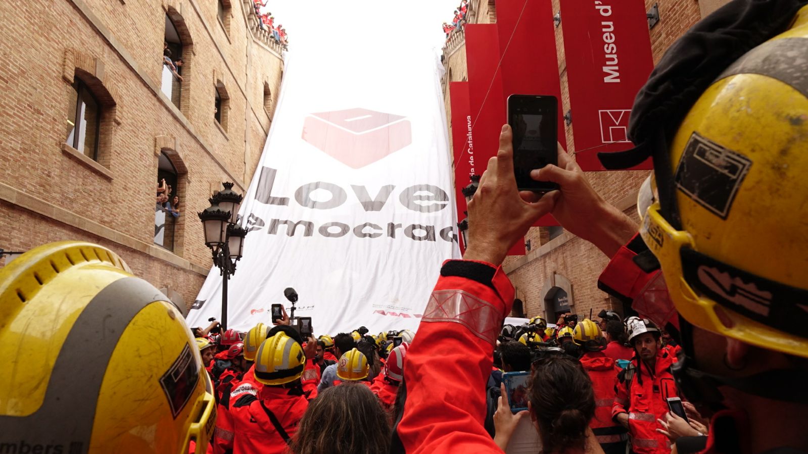 L'espectacular acció dels bombers en defensa del referèndum