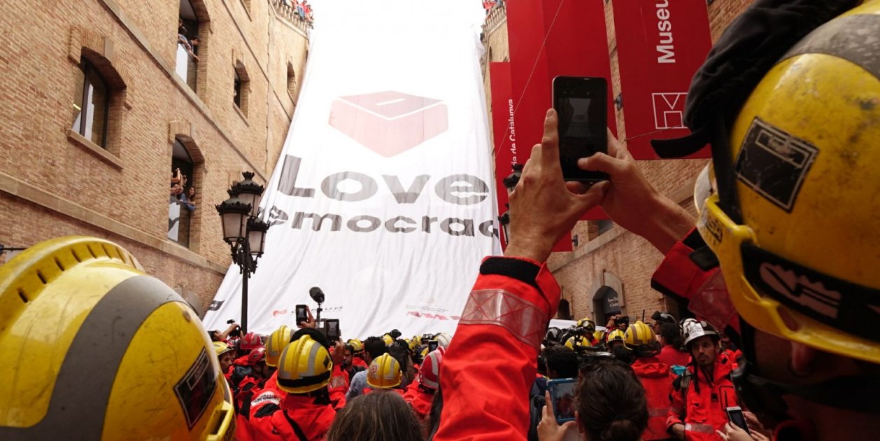 La espectacular acción de los bomberos en defensa del referéndum