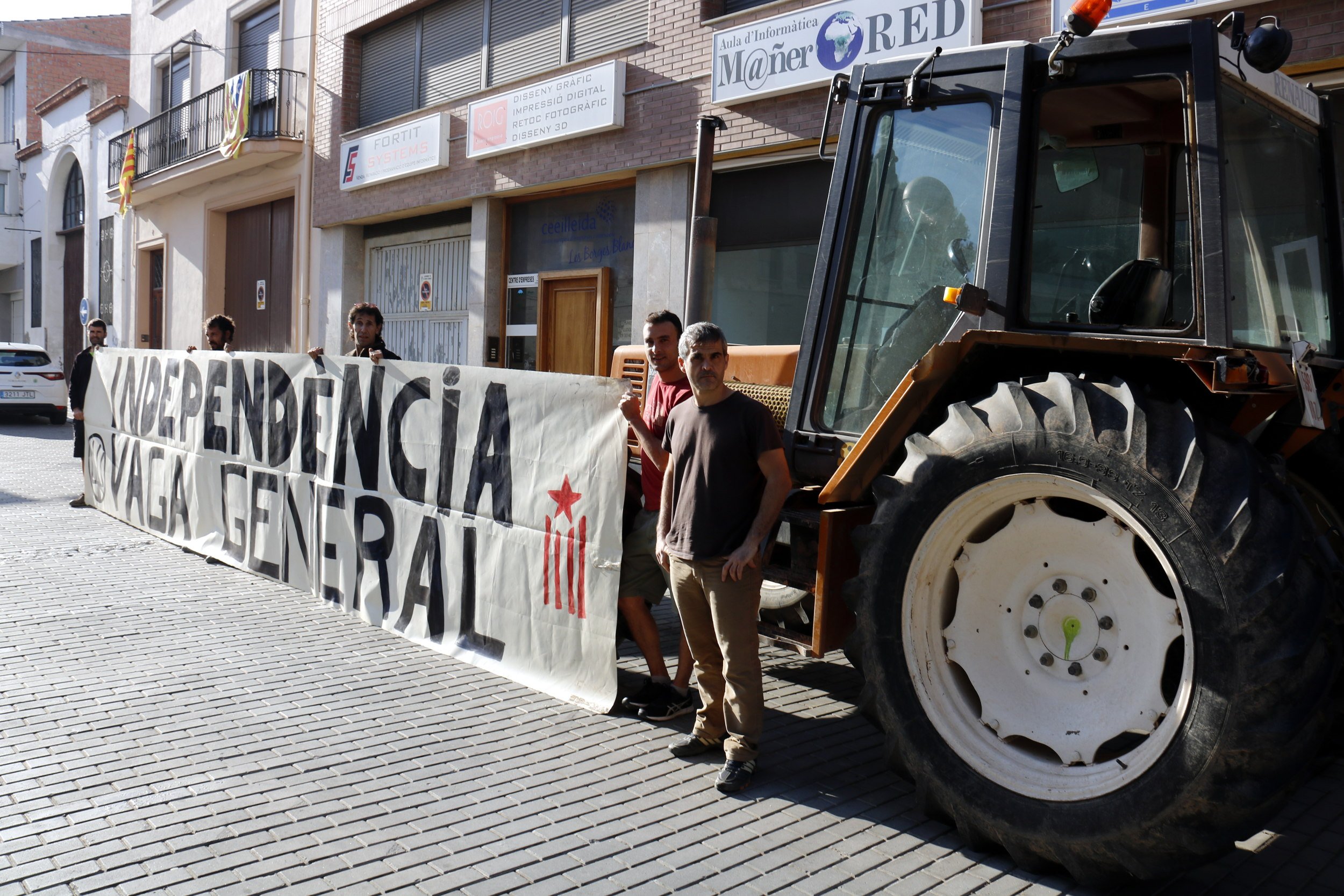 Aparcan el primer tractor ante el colegio electoral de les Borges Blanques