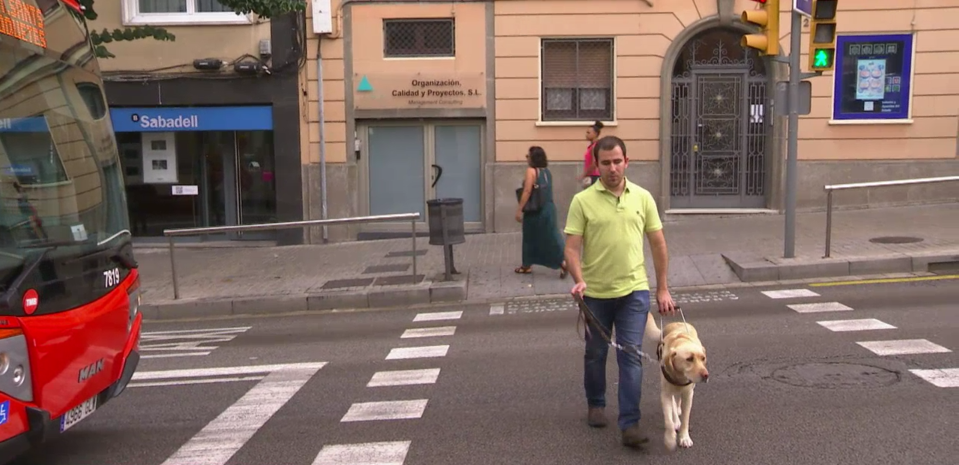 Una pareja de invidentes denuncia a un taxista por negarse a llevar a su perro guía