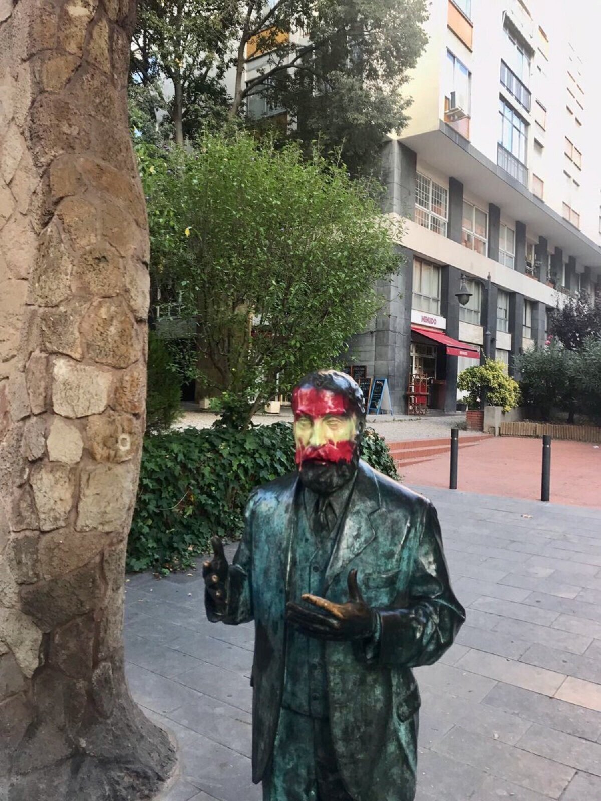 La estatua de Gaudí de les Corts, pintada con la bandera española