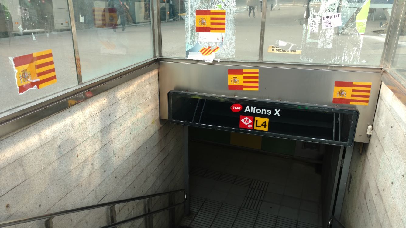 Apareixen adhesius amb les banderes espanyola i catalana
