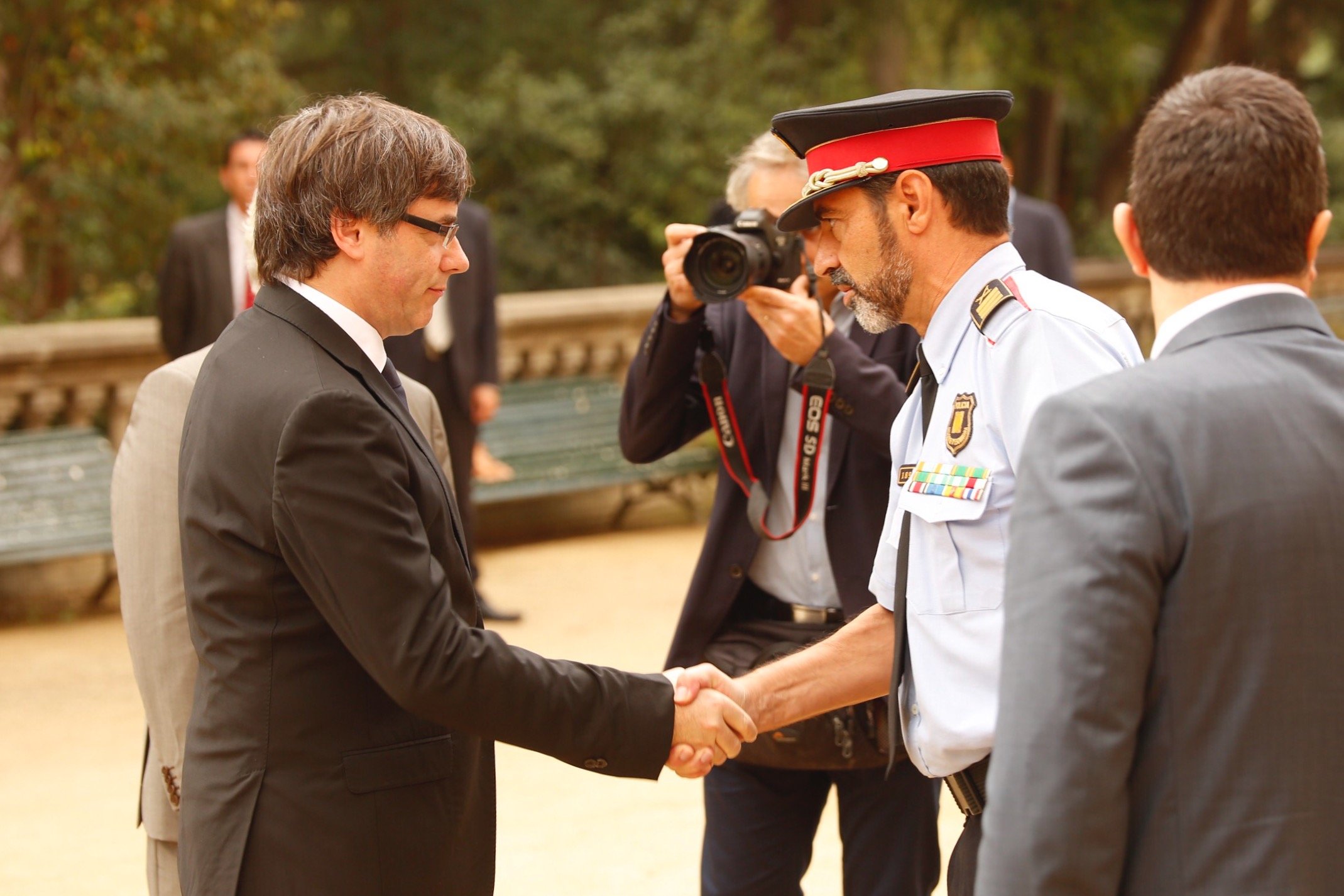 Puigdemont, a Trapero: "El país estarà sempre en deute amb tu"