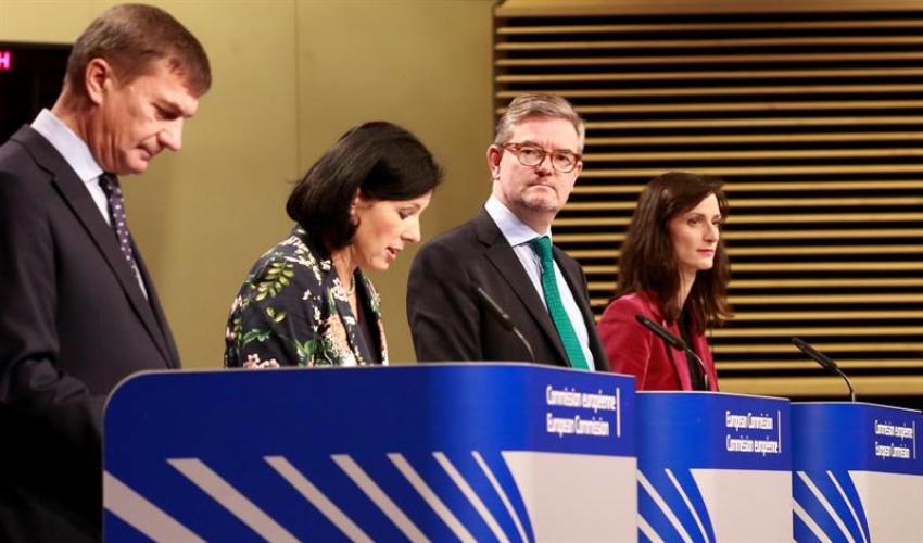 La CE afirma que respeta la integridad de España y evaluará el cierre de webs