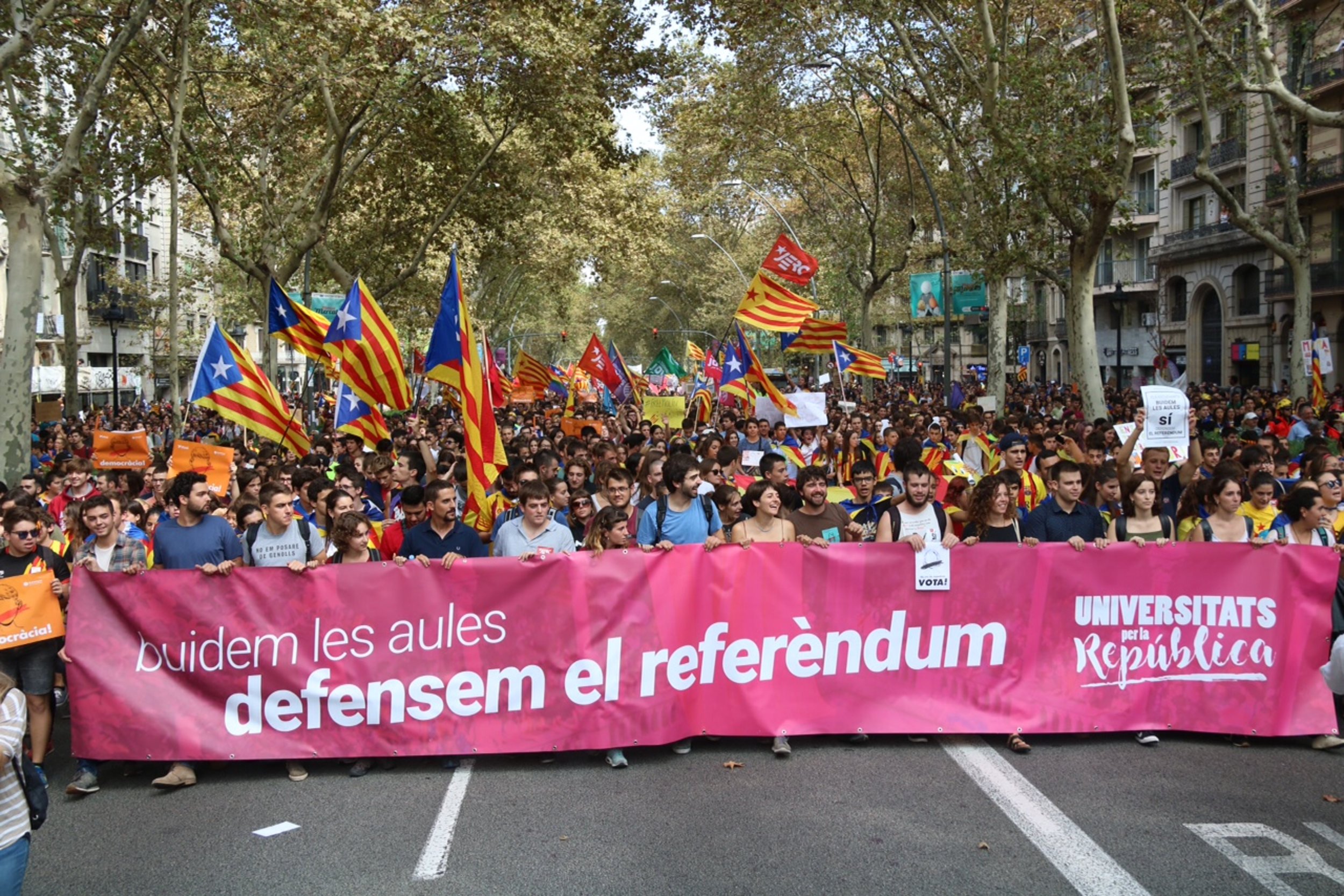 Multitudinaria manifestación de estudiantes en Barcelona a favor del referéndum