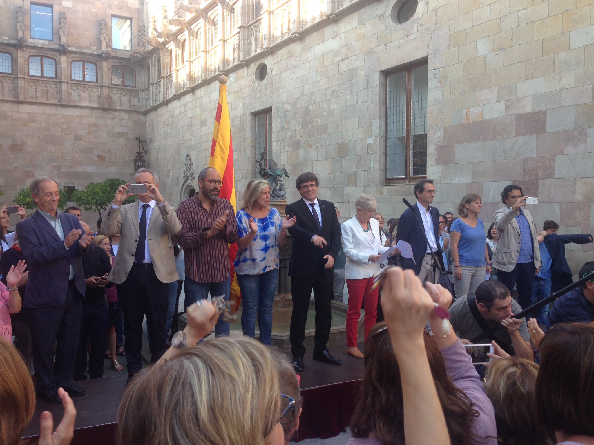La comunitat educativa mostra el seu suport a Puigdemont a tres dies de l'1-O