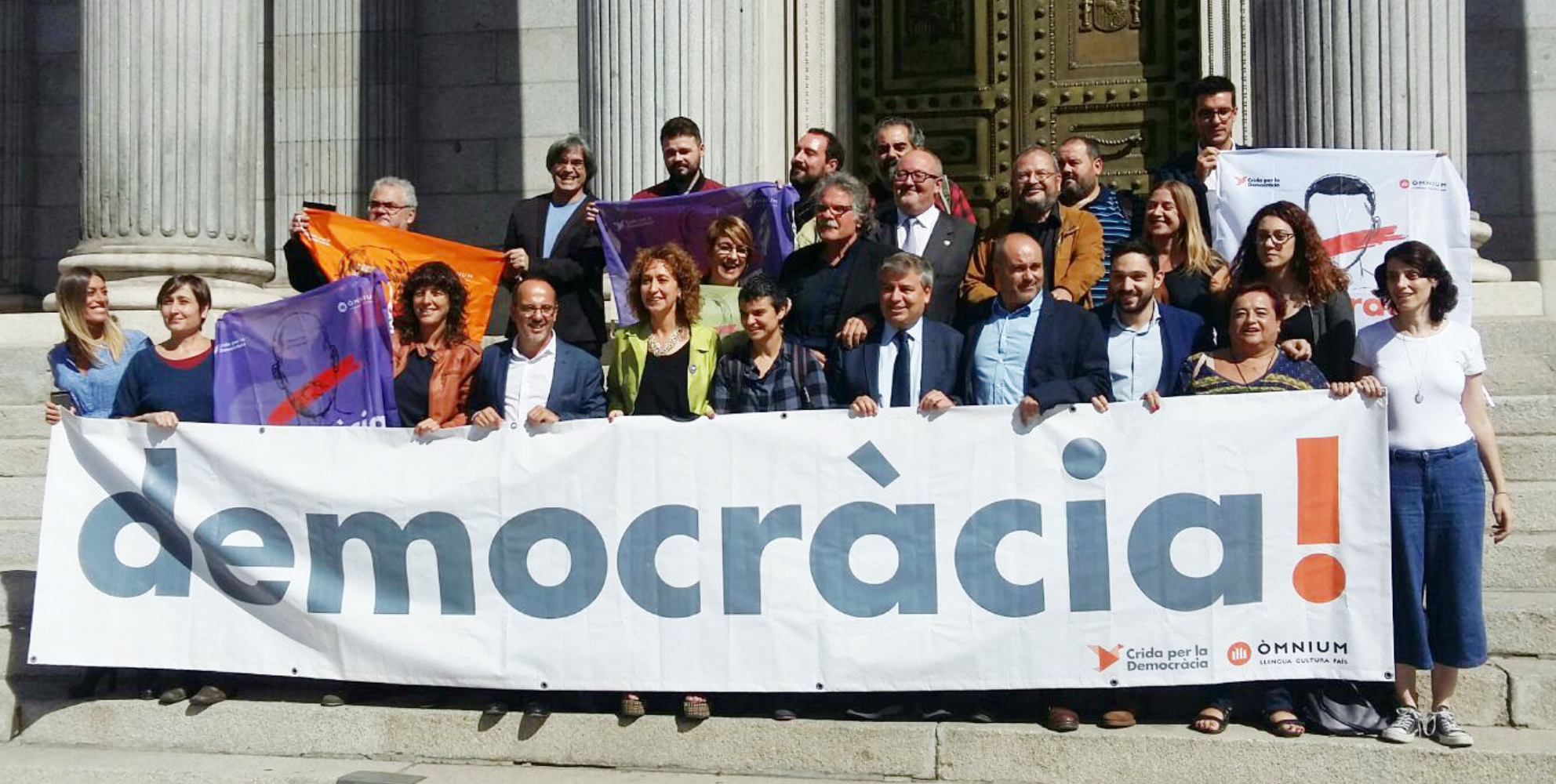 ERC, En Comú i PDeCAT protesten al Congrés amb la pancarta "Democràcia!"
