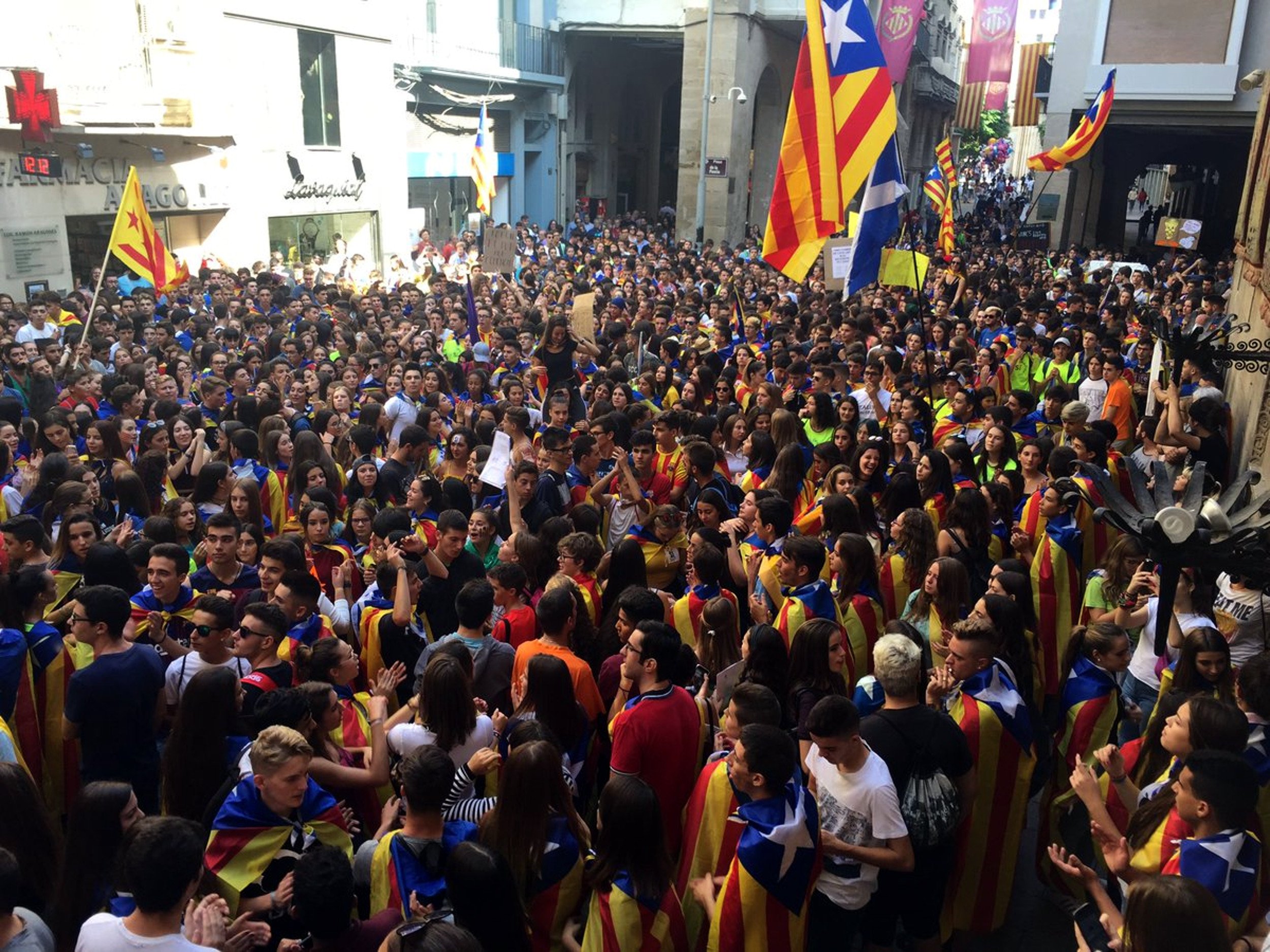 La meitat dels estudiants de secundària fan vaga pel referèndum