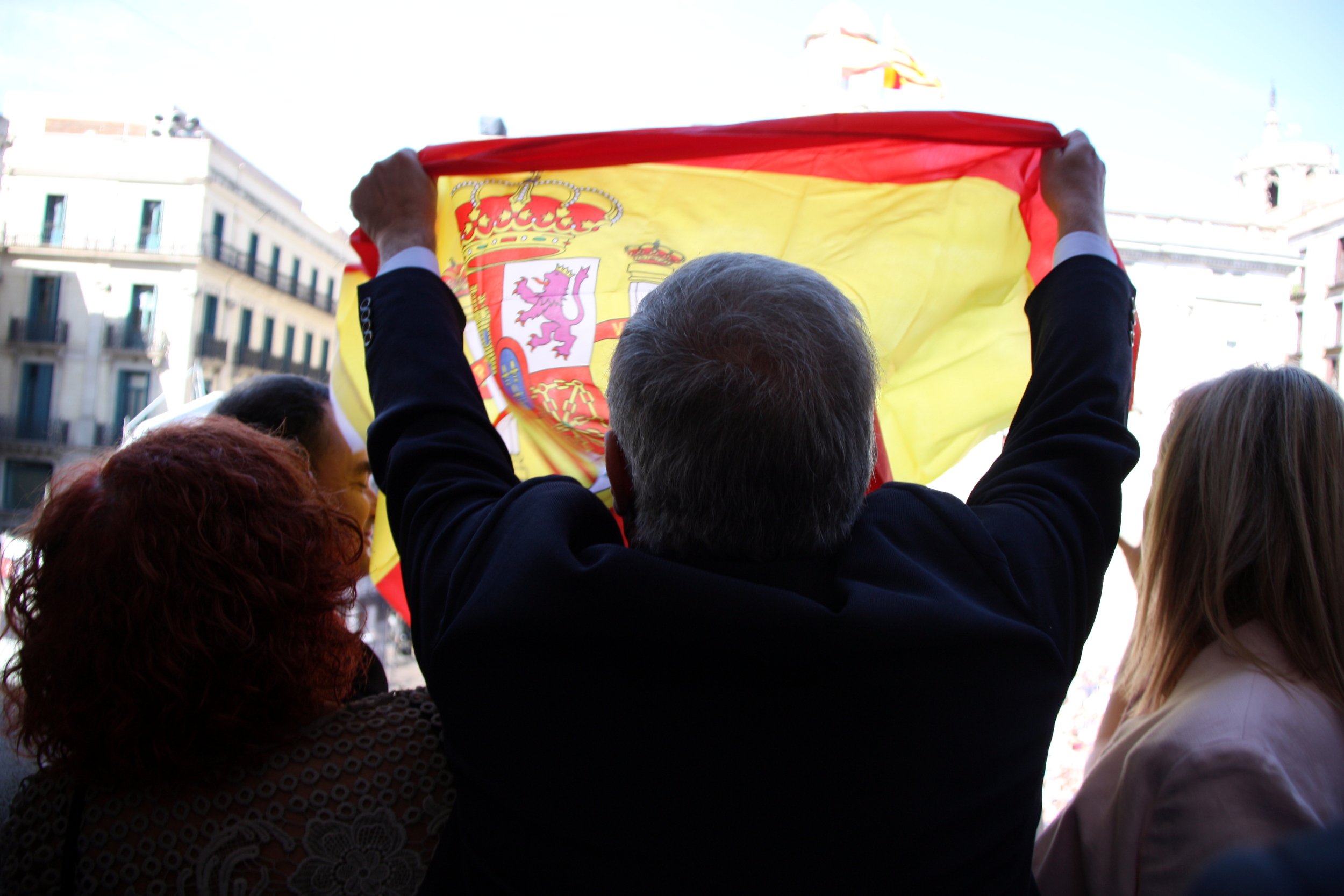 La imagen de unas jóvenes con esteladas y 'rojigualdas' se hace viral