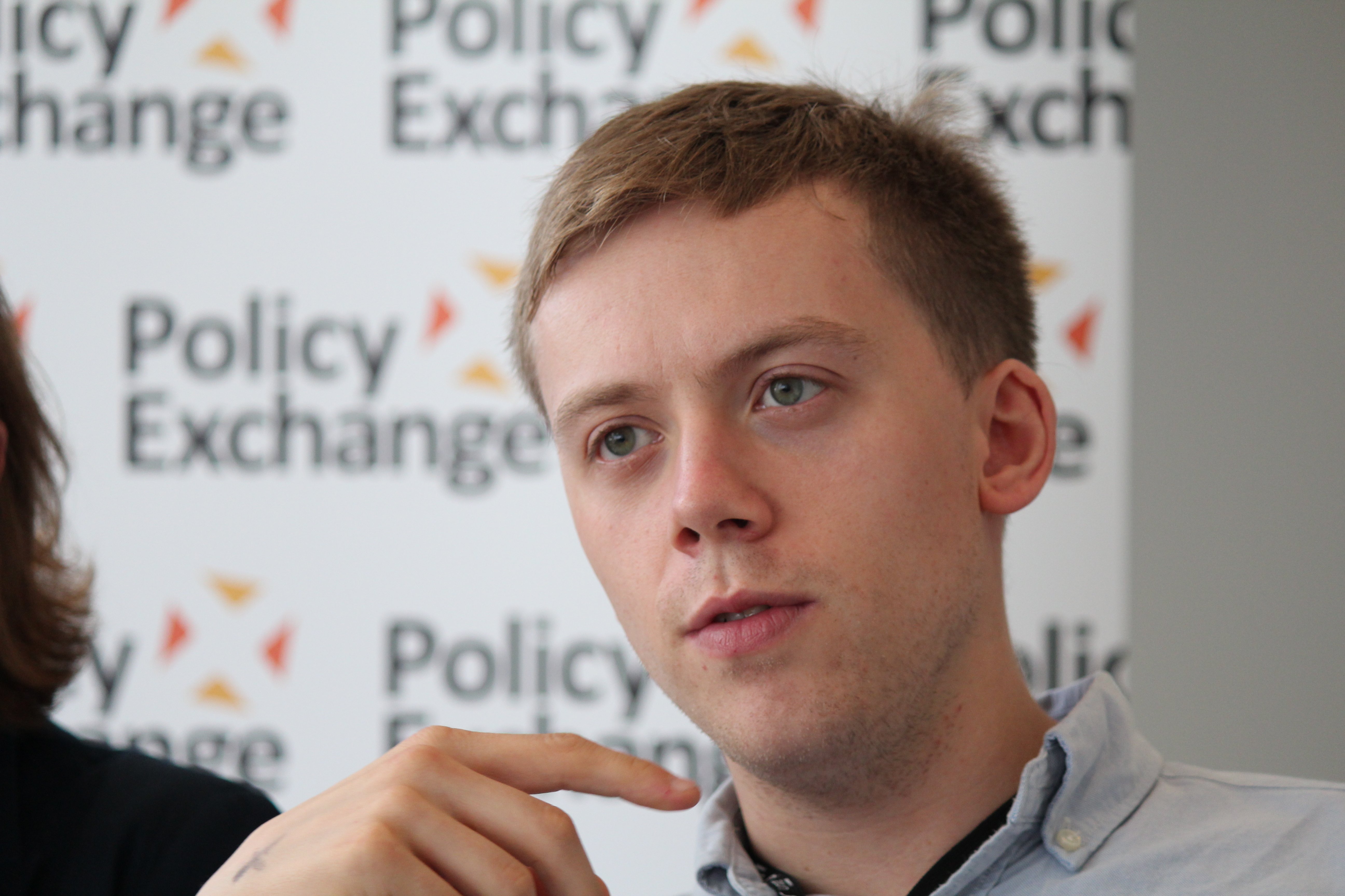 El escritor Owen Jones avisa a Rajoy: "Todo el mundo está viendo lo que hacéis"