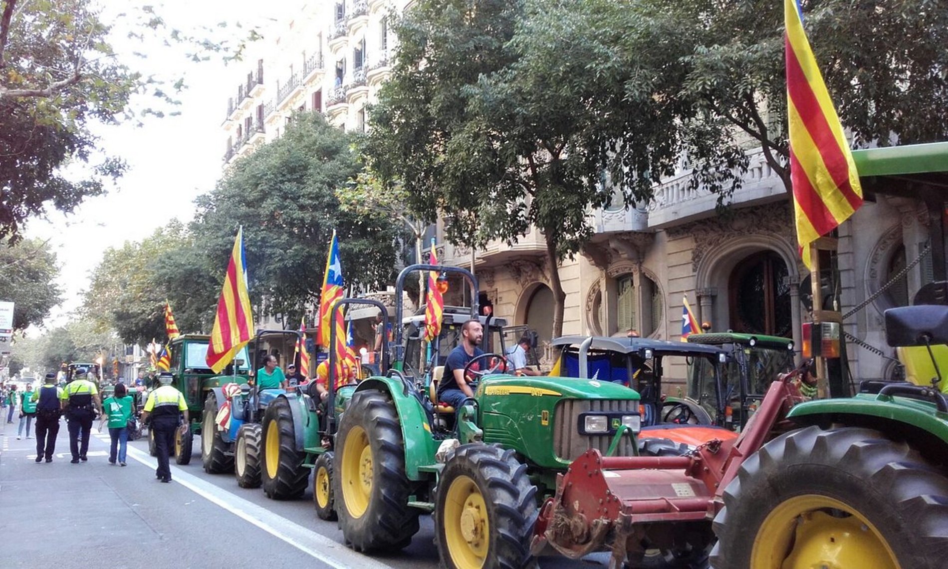 Caravanas de tractores ocupan Barcelona en defensa del referéndum