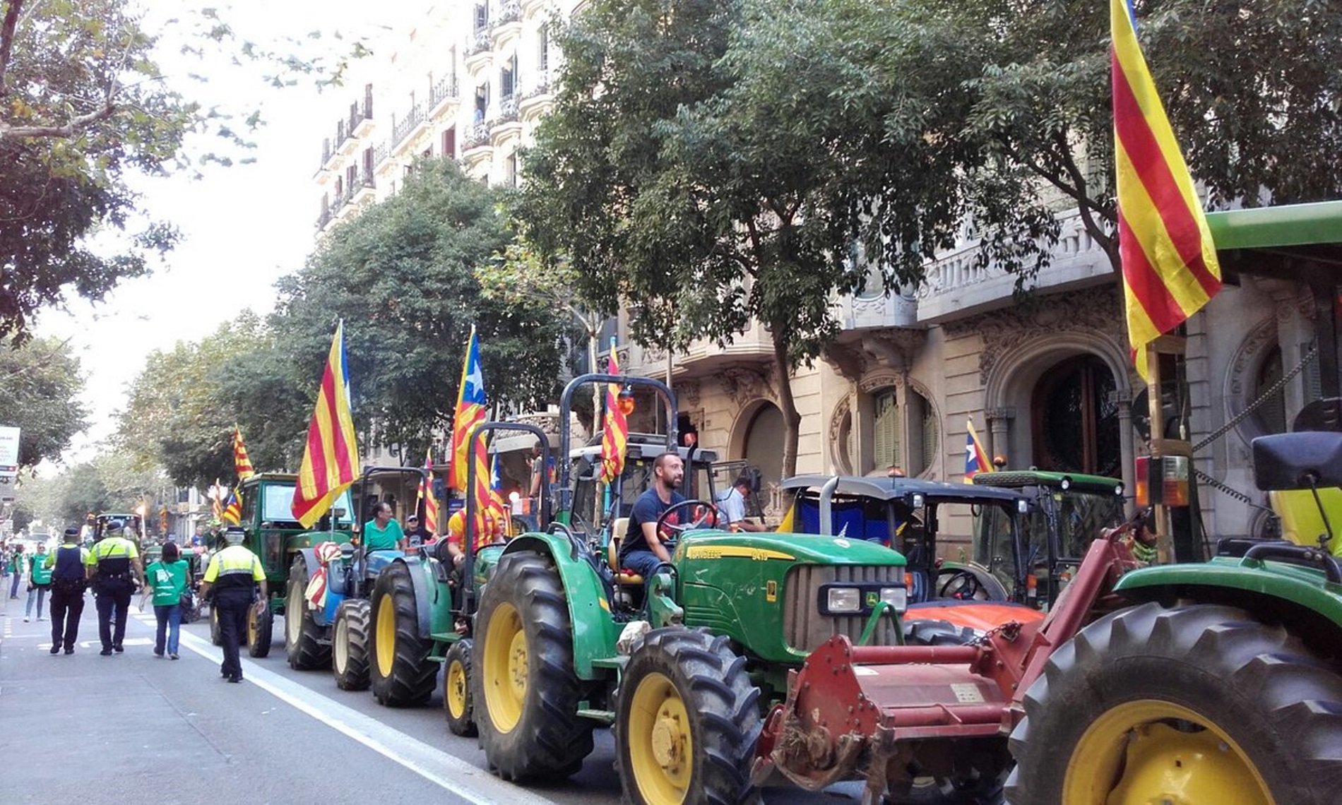 Caravans of 2000 tractors around Catalonia in defence of the referendum