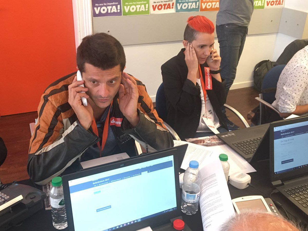 'Cabina per la Democràcia': personajes conocidos informan sobre el referéndum