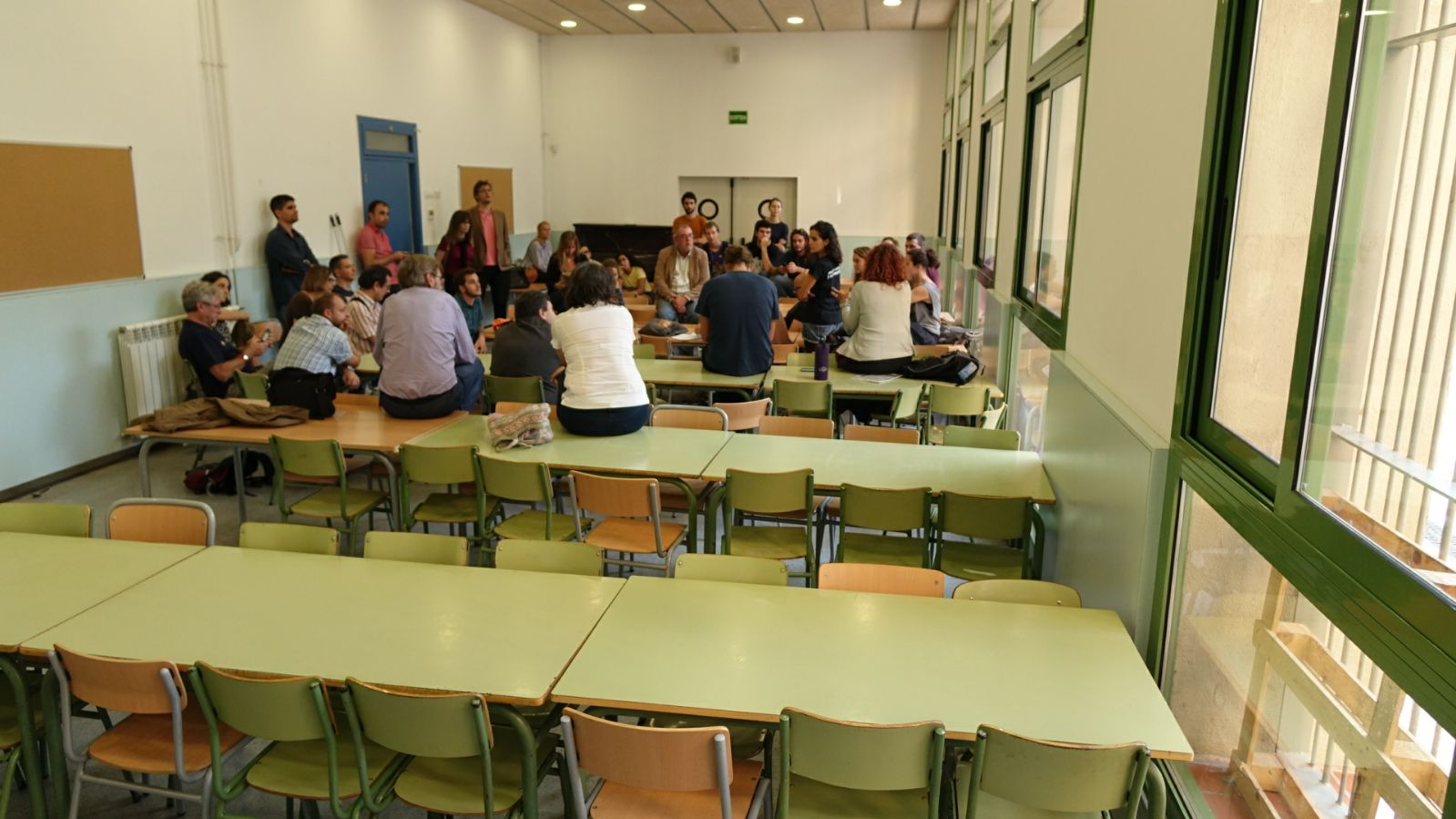 Peaceful occupations of polling stations have started around Catalonia to guarantee the vote