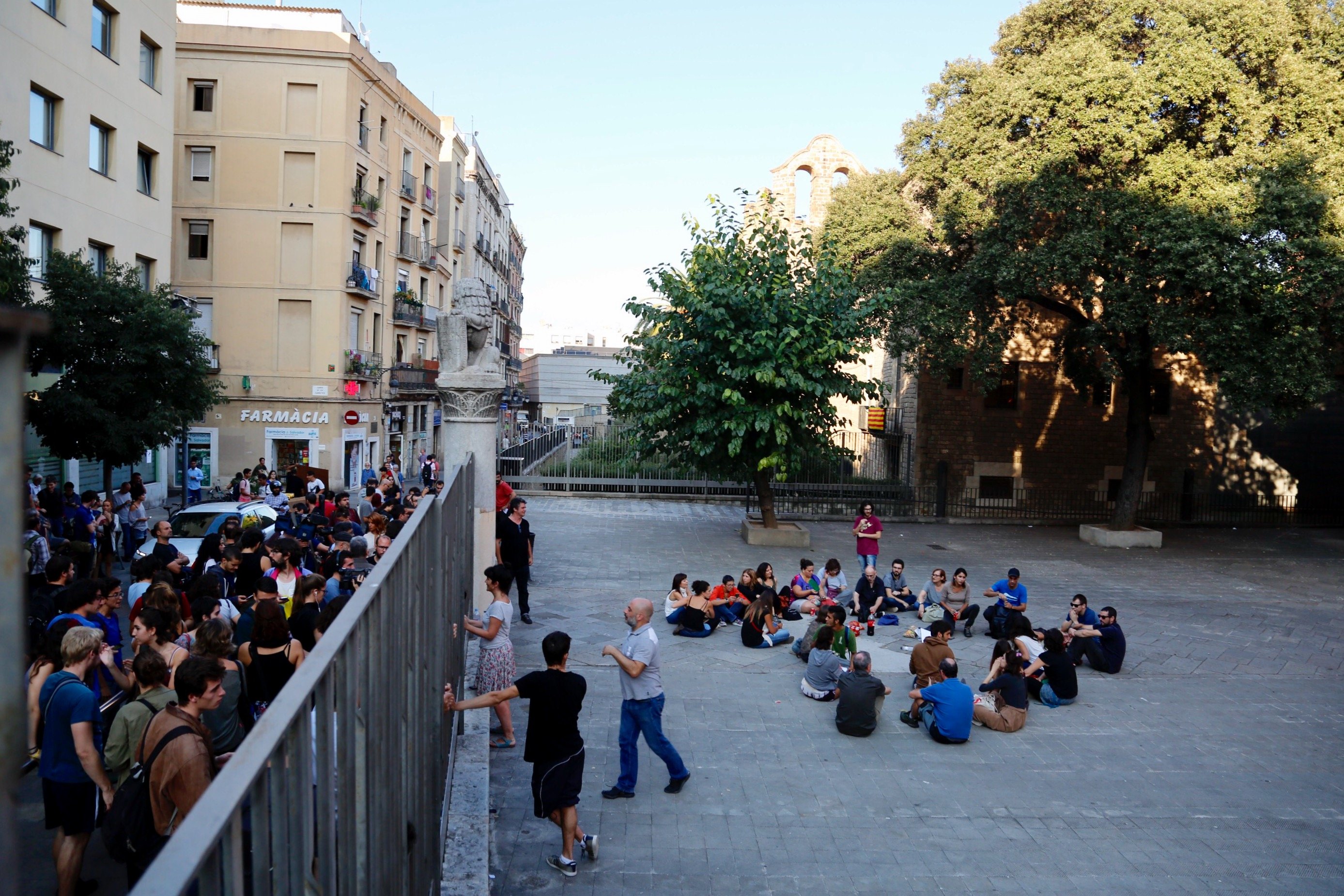 Ocupacions pacífiques de col·legis a tot Catalunya per garantir la votació