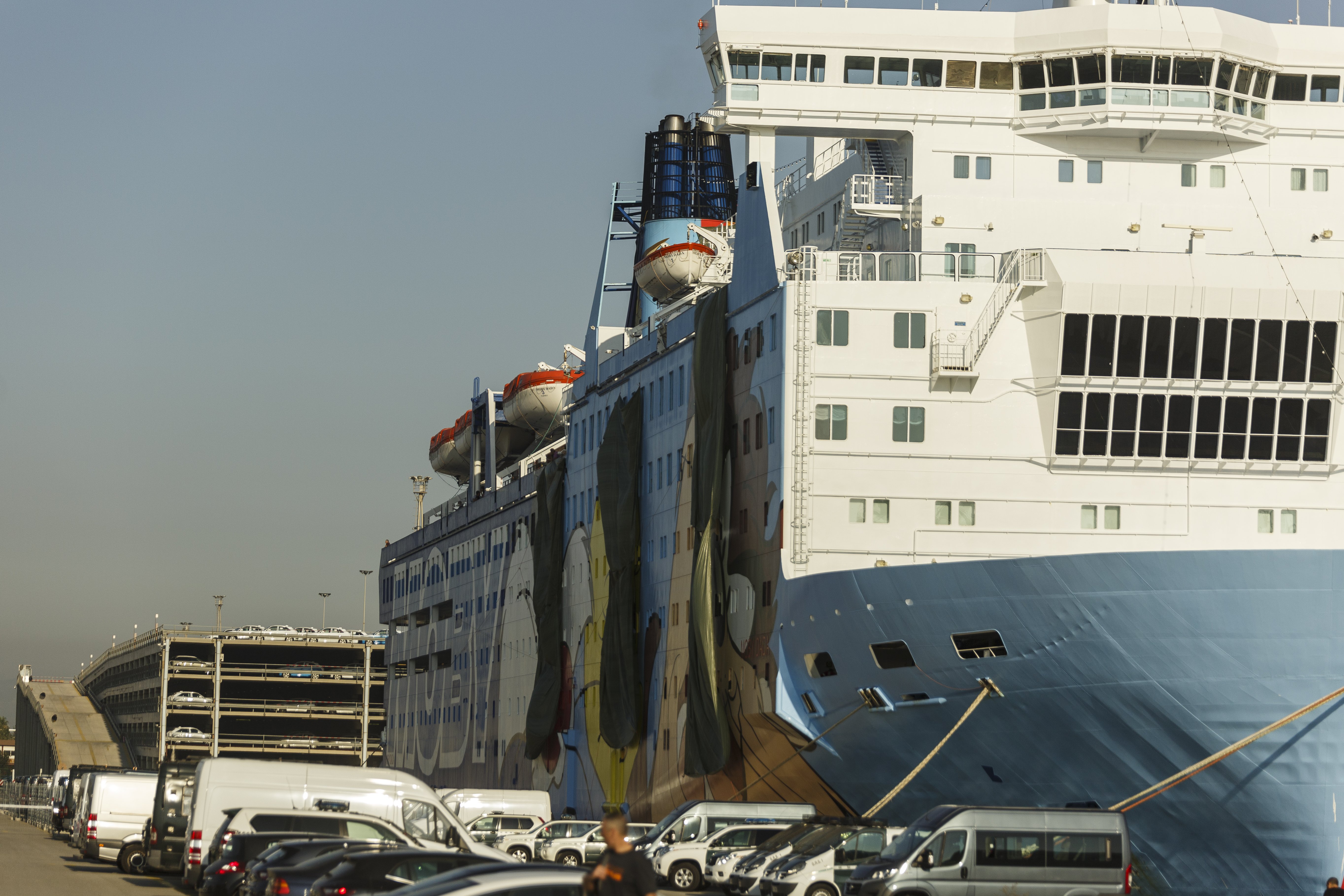 Los barcos policiales seguirán en el Port de Barcelona hasta el 18 de octubre
