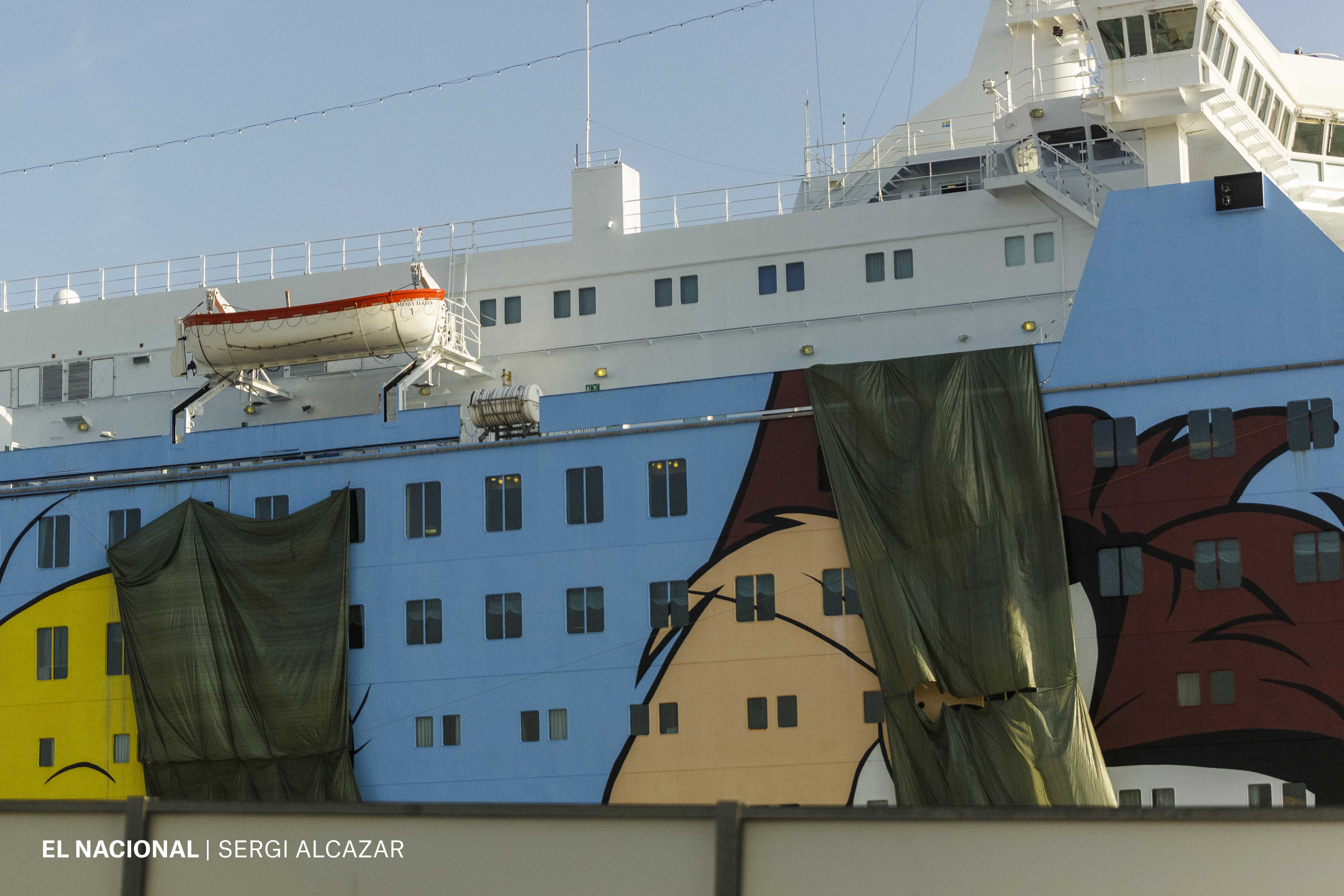 Los barcos de la policía española se quedarán hasta el día 11