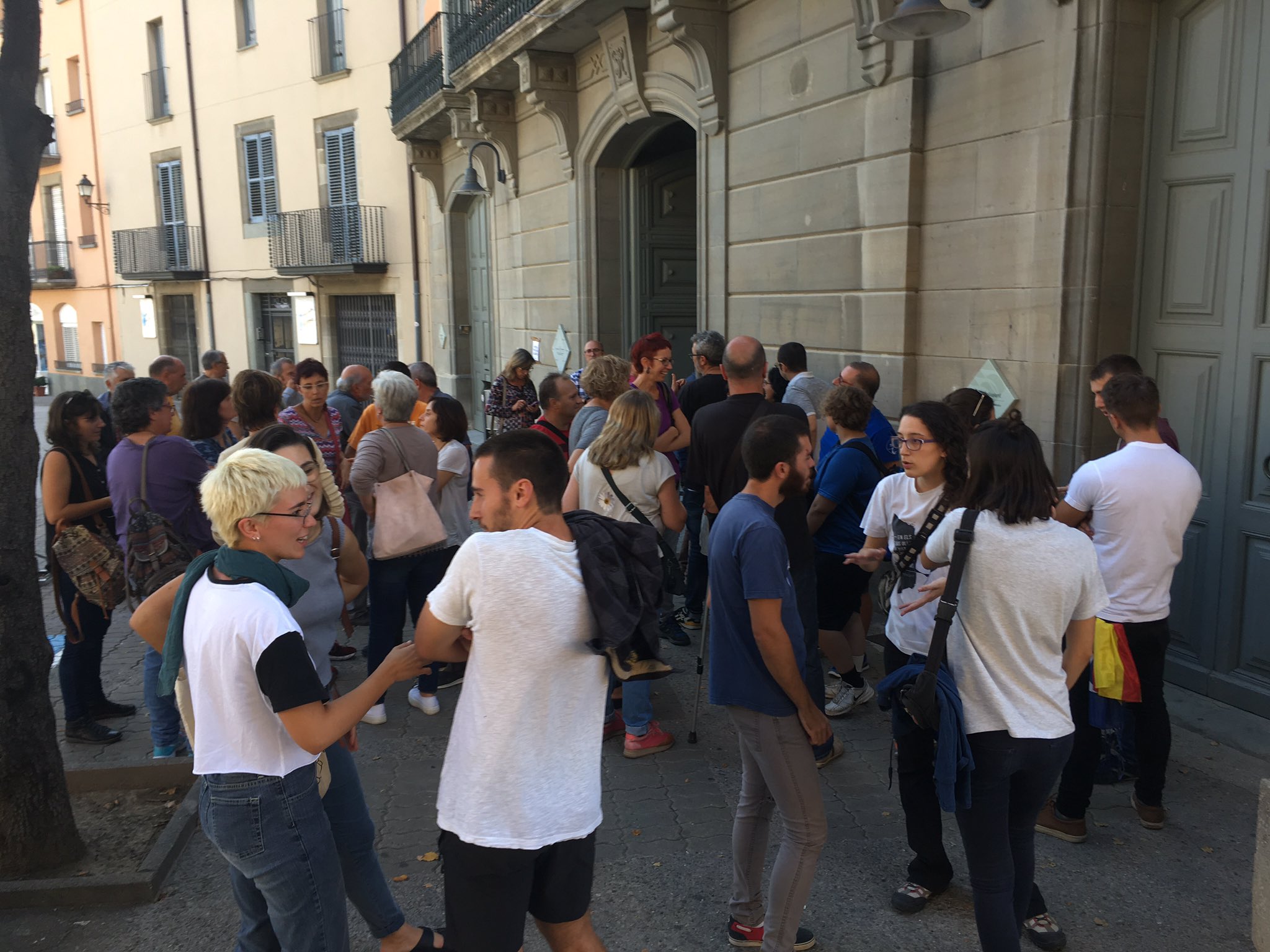 Varios heridos leves tras recibir el impacto de balines en una escuela de Manlleu