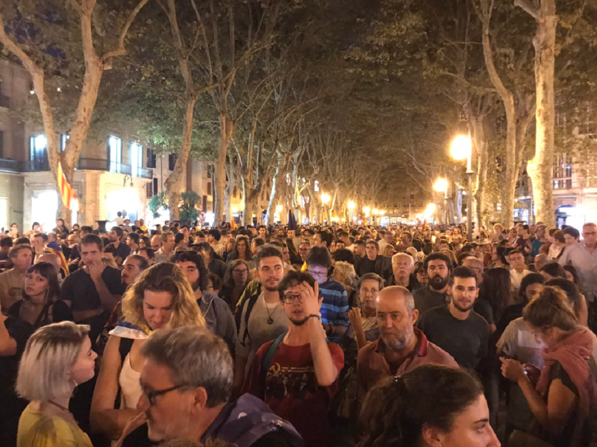 Miles de mallorquines cantan 'L'estaca' en Palma a favor del referéndum