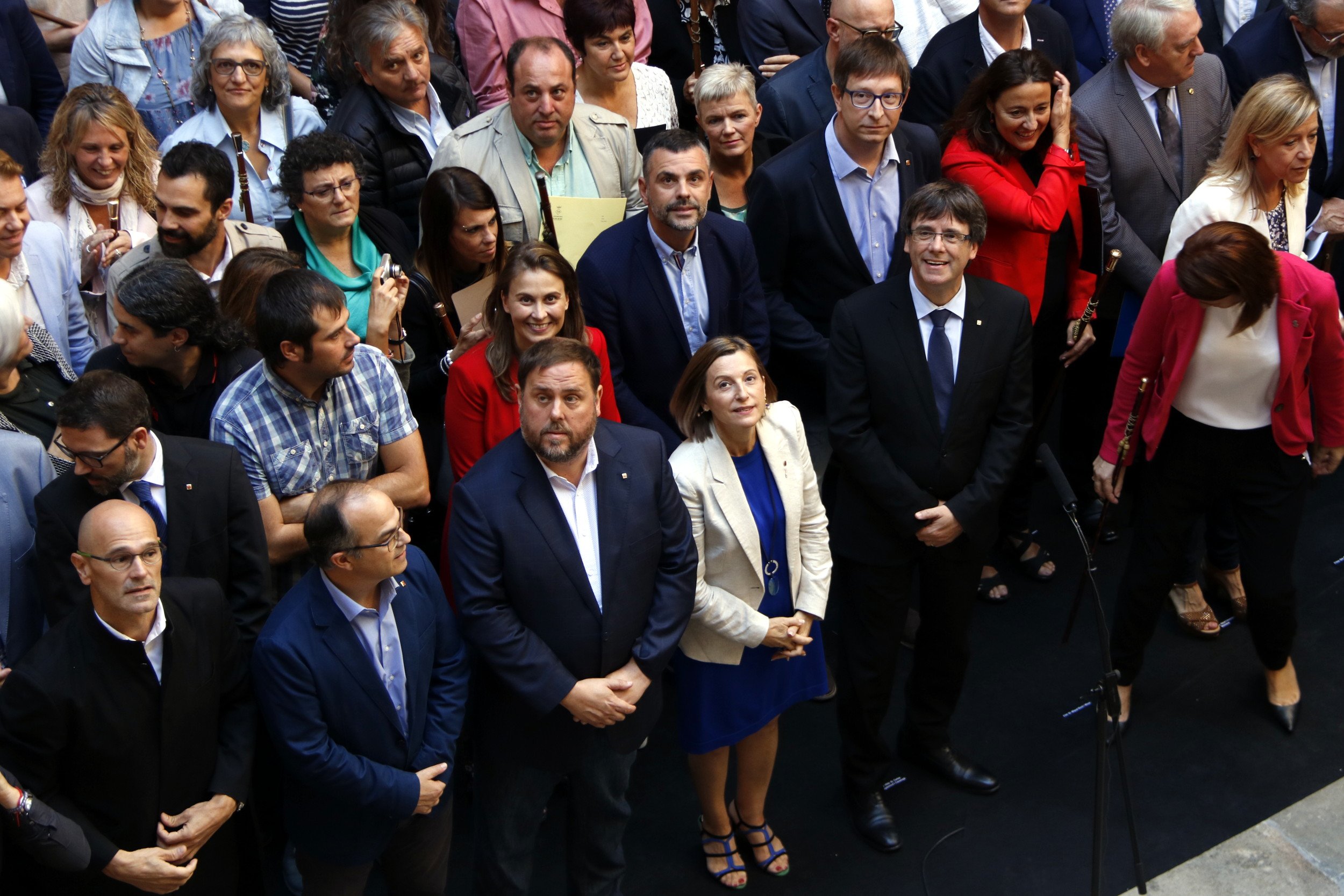 Urnes 'made in China' i analitzar les signatures del Govern. Així es desespera la premsa de Madrid