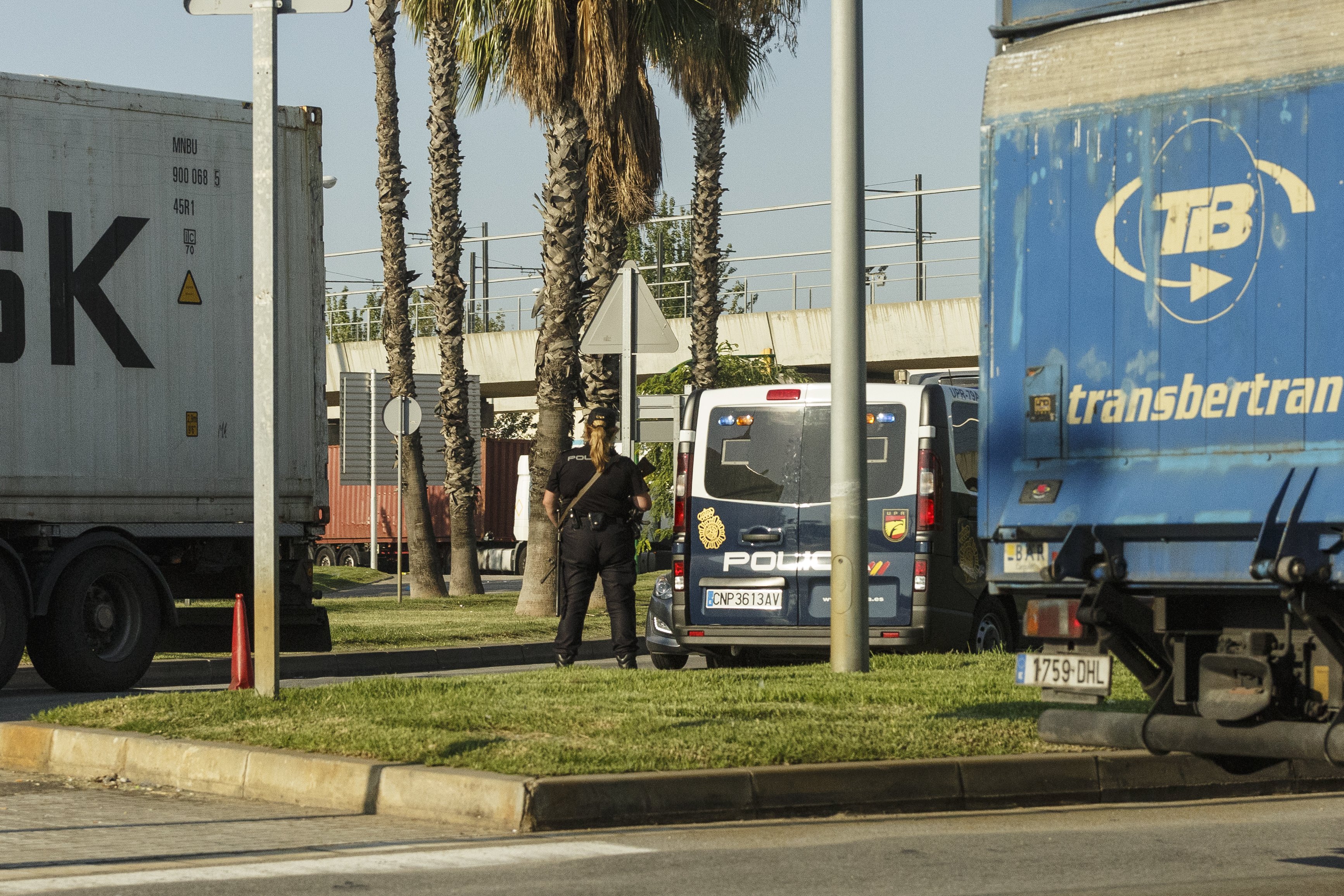 Llega una grúa militar al puerto de Barcelona