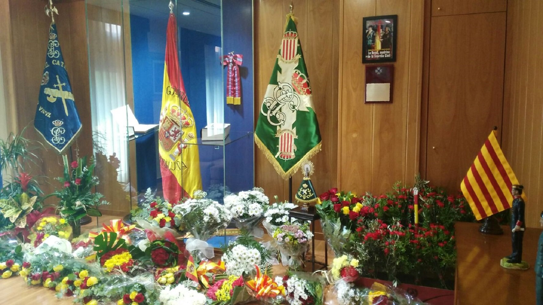 La Guardia Civil solo acepta flores unionistas (y rechaza los claveles indepes)