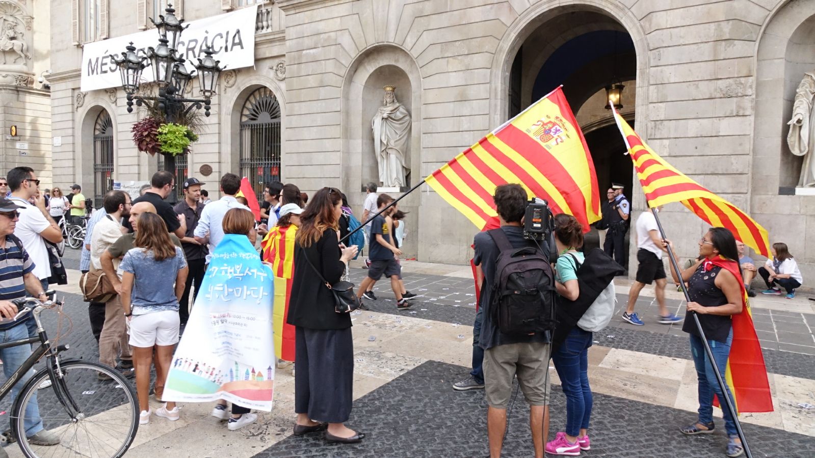 Agressions a independentistes a la plaça de Sant Jaume