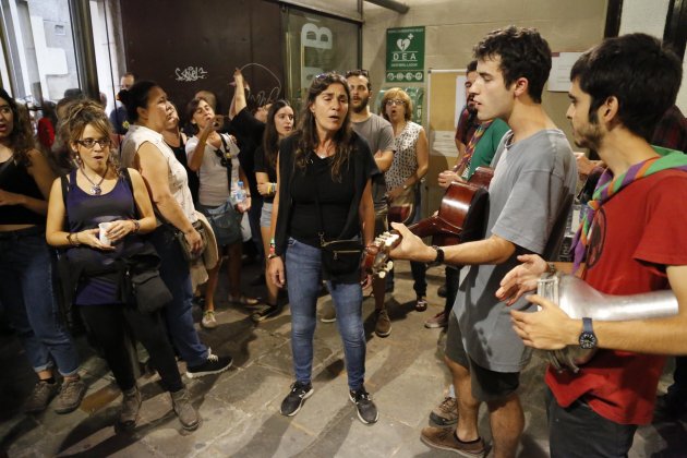 La gent pren la Bibloteca Bonnemaison (1) / Sergi Alcàzar