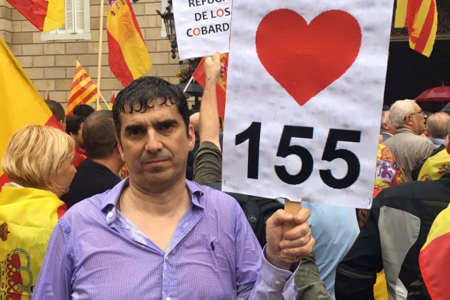 Manifestant unionista plaça Sant Jaume / Nicolas Tomàs