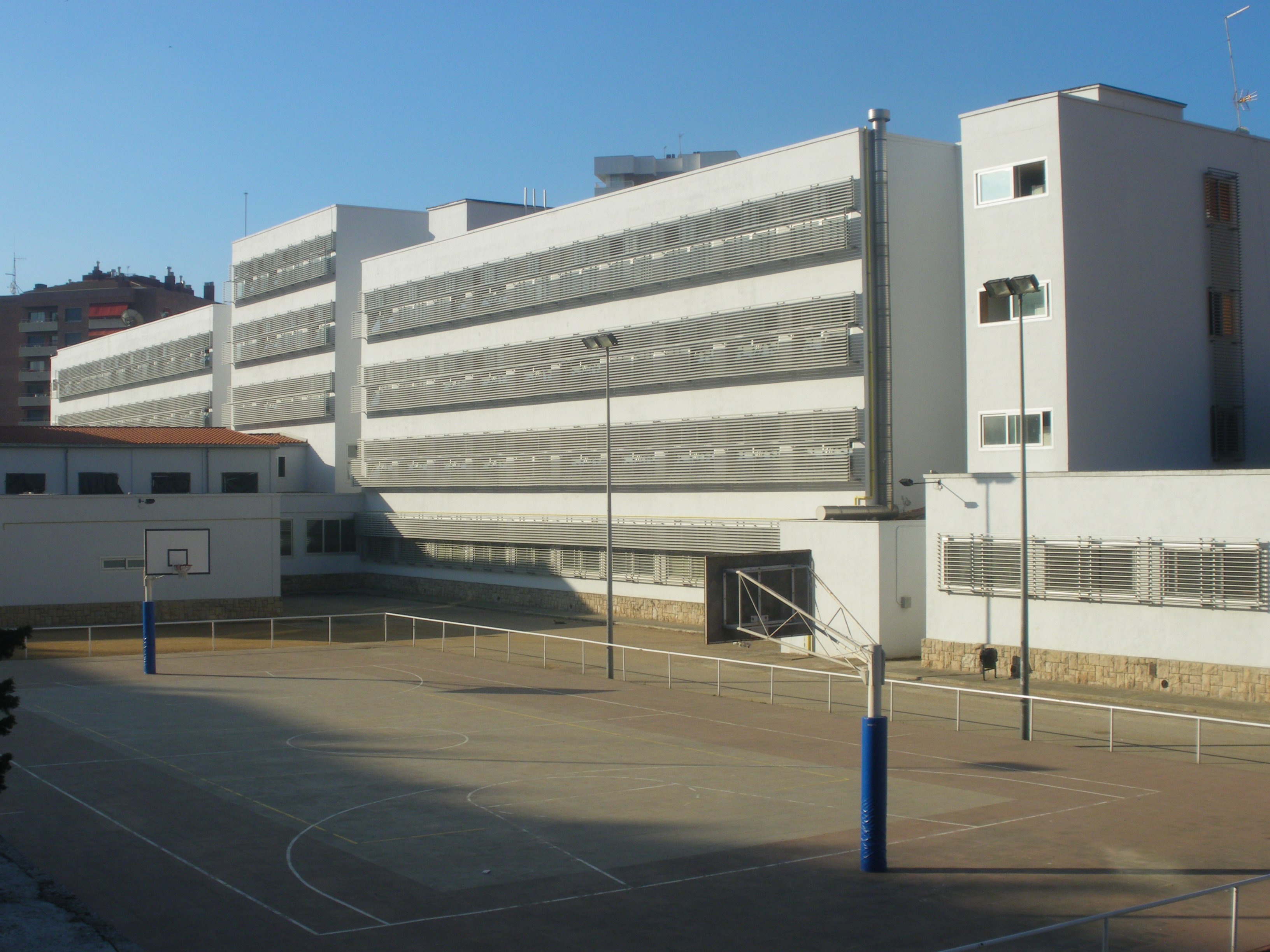 La Policía Nacional entra y sale de un colegio de Tarragona