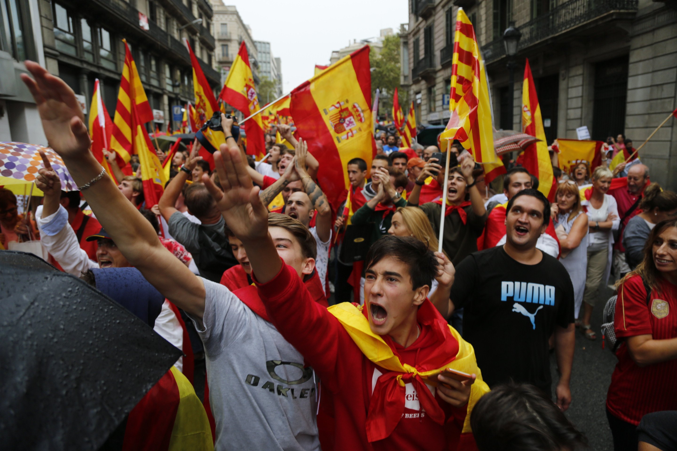 Medio millar de ultras toman el centro de Barcelona: "Puigdemont, a prisión"