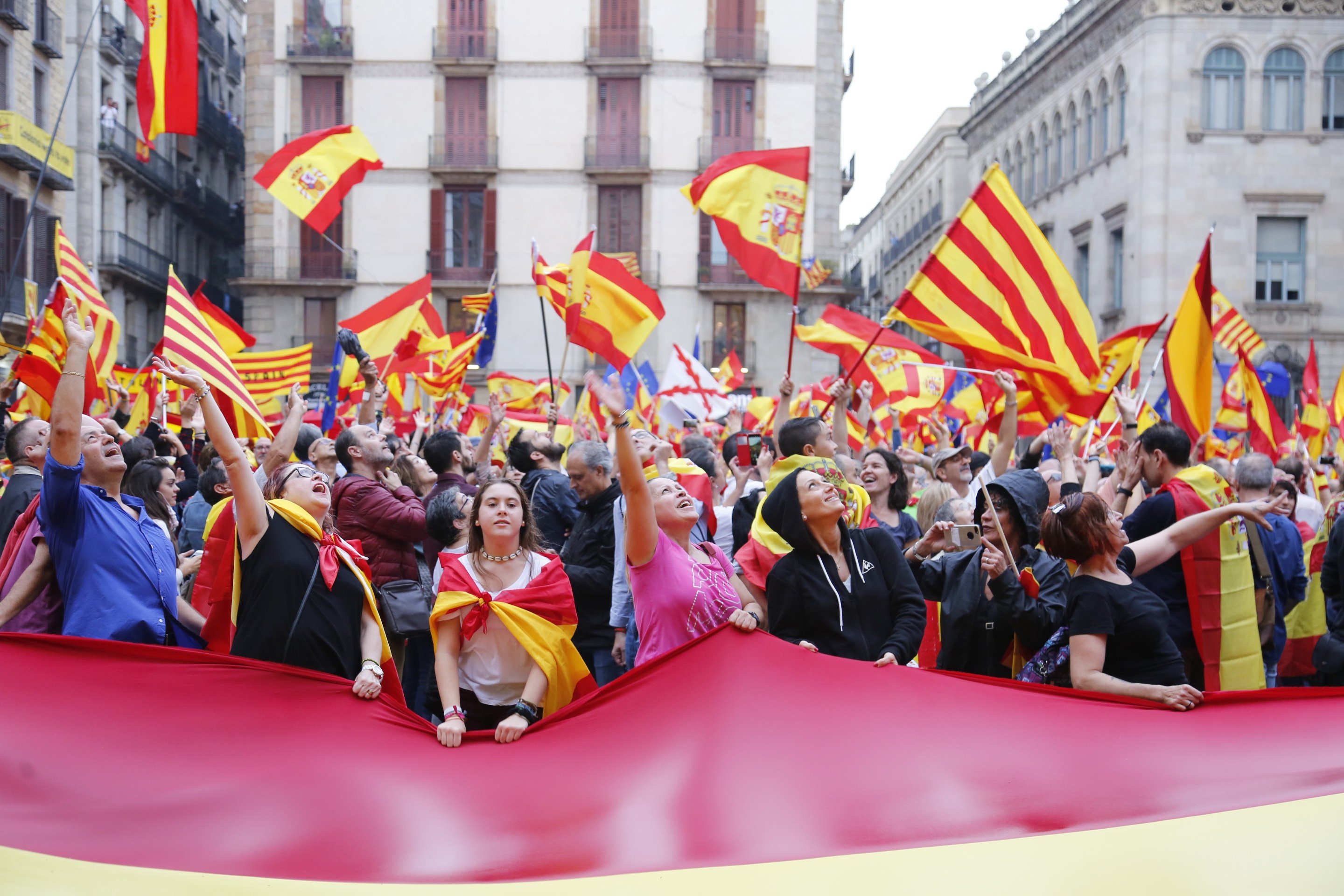 Entidades unionistas llaman a manifestarse hoy contra Puigdemont y Junqueras