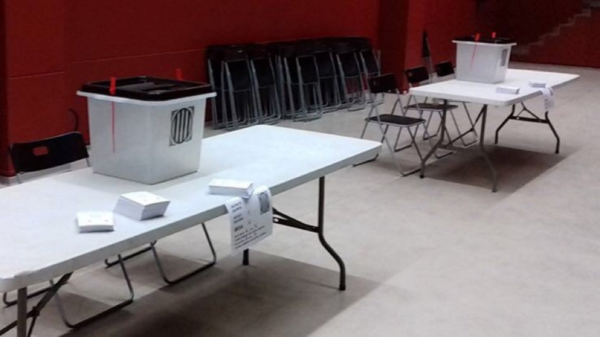 'The New York Times' difunde la imagen de un colegio con las urnas a punto