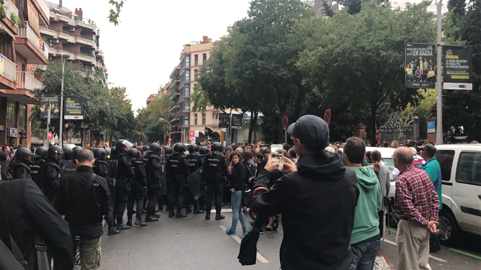 Policia i Guàrdia Civil ja han sortit de bases i es despleguen per Catalunya