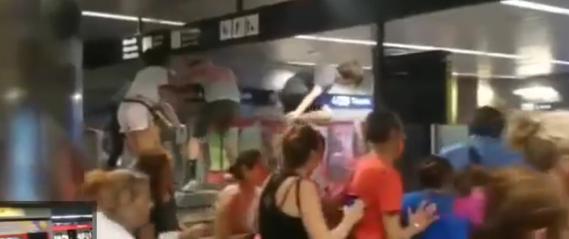 Vídeo: Pànic al metro de Barcelona en confondre uns crits per un atemptat