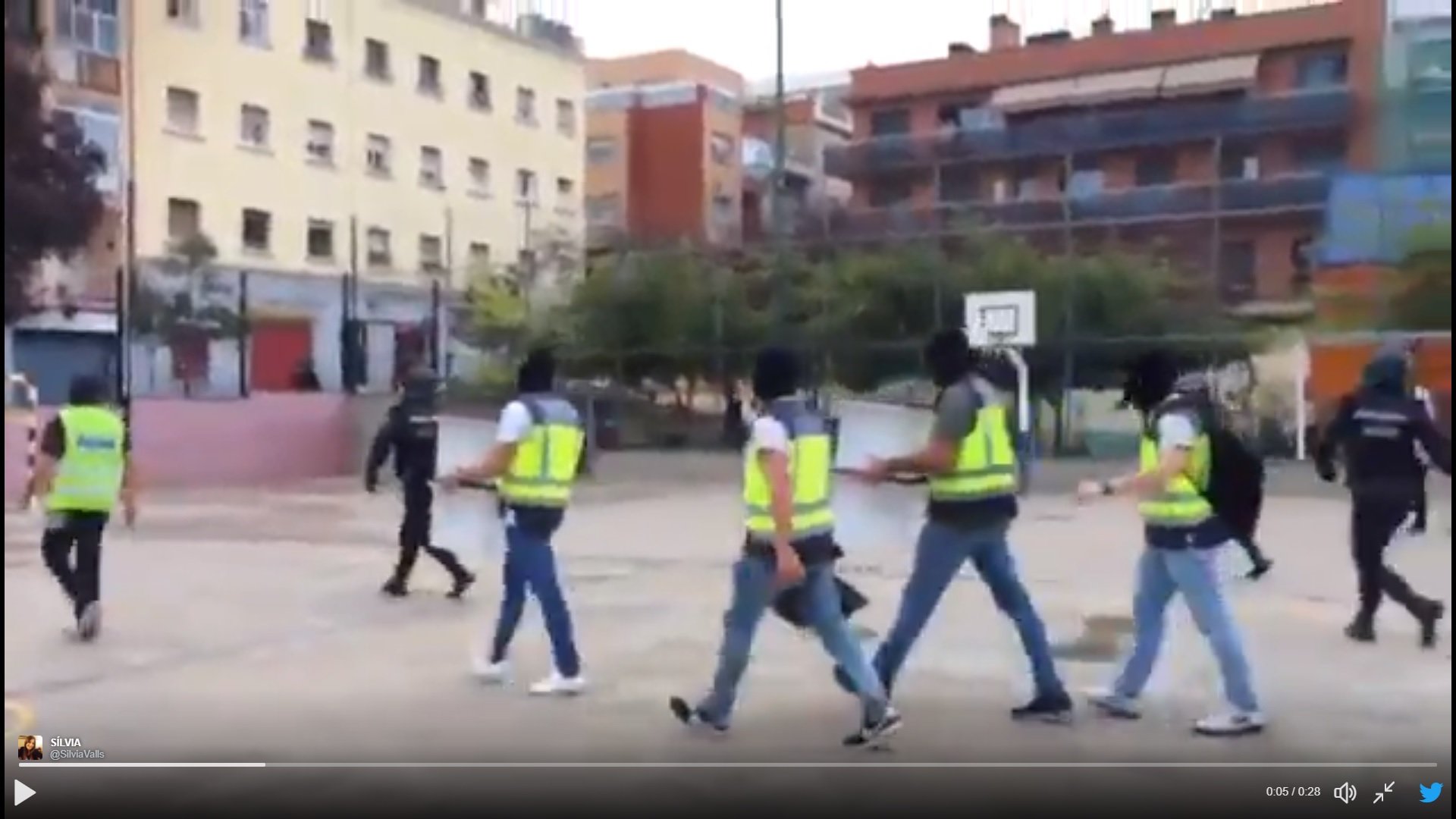 La Policia Nacional s'endú les urnes de l'escola Tibidabo de Barcelona