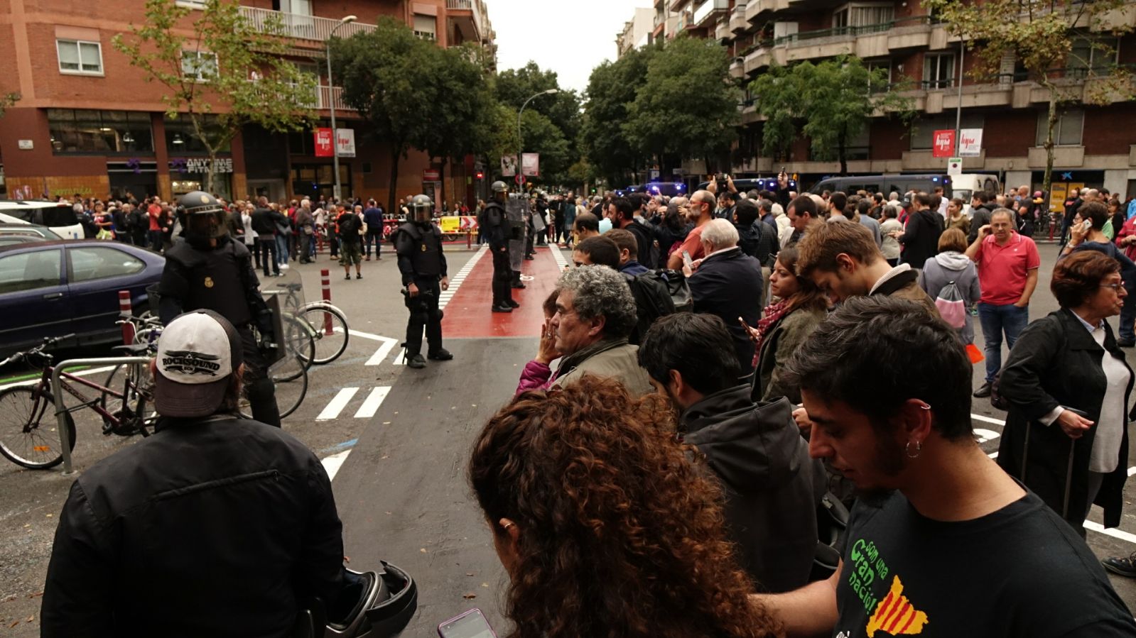 20 policies nacionals irrompen en un col·legi de Barcelona per impedir la votació