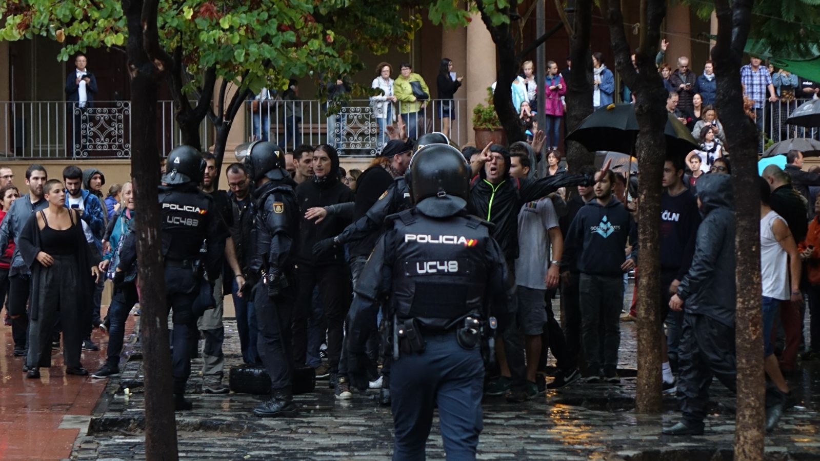 Les imatges que desmunten el relat de la policia espanyola al Ramon Llull l'1-O