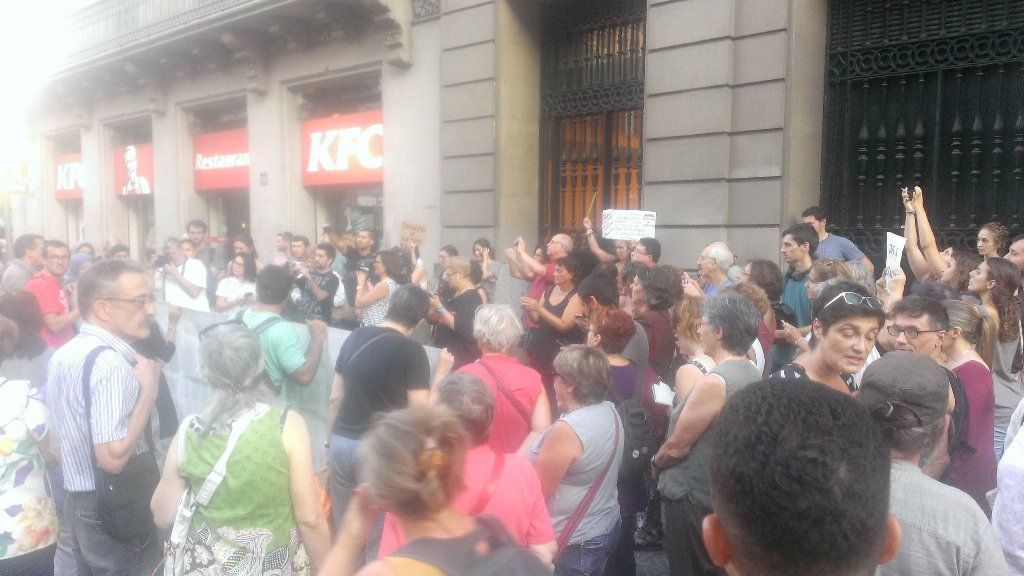 Desenes de persones es manifesten a Barcelona contra la prohibició del burquini
