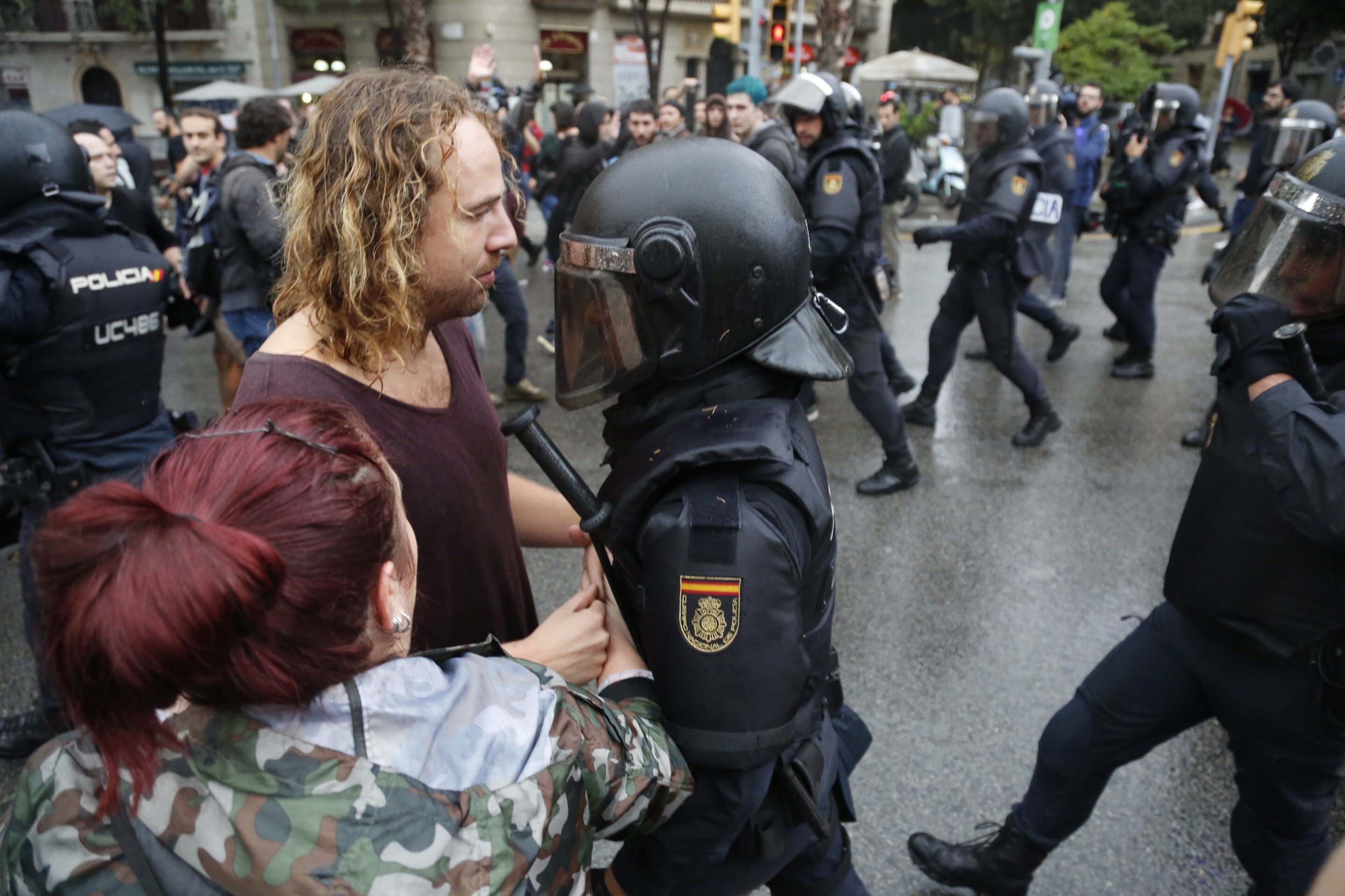 VIDEO: Spanish police use force to stop the referendum