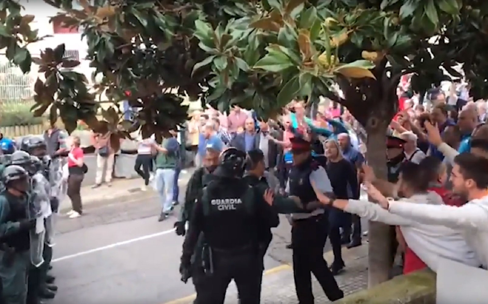 Alta tensión entre guardias civiles y mossos ante un colegio electoral