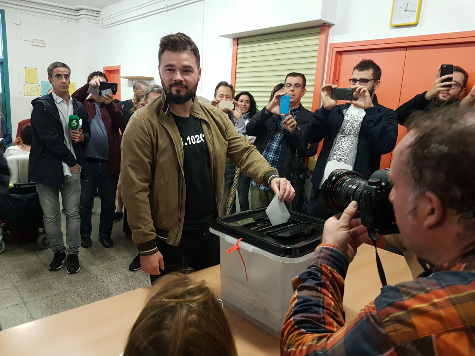 Rufián contrapone a los Mossos con la actitud de la policía española en València