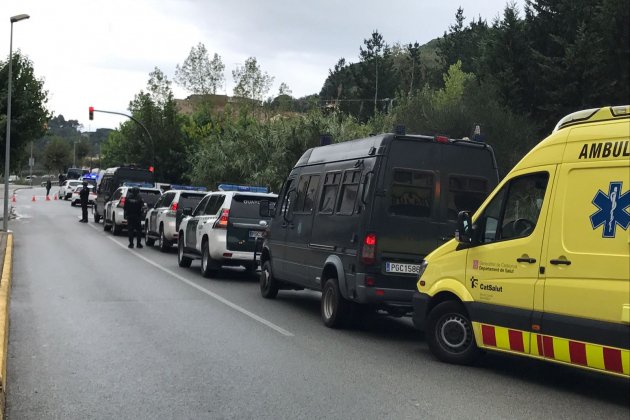 Estan blindant l'unic col.legi electoral que hi ha al poble-Gemma 02