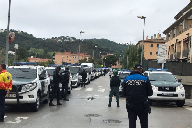 Estan blindant l'unic col.legi electoral que hi ha al poble-Gemma 04